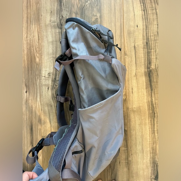 Patagonia W's 18L Nine Trails Pack - Picture 3 of 5